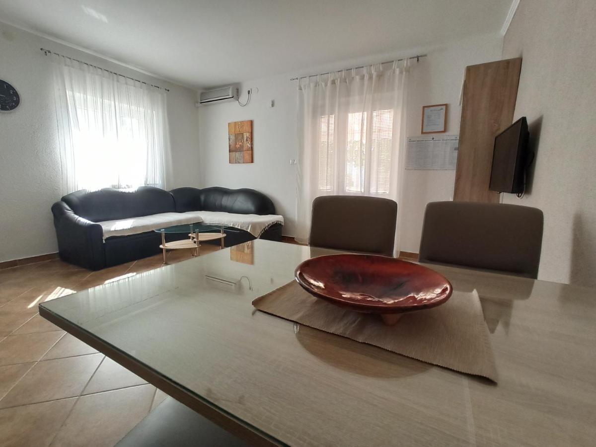 Apartmani Vesna Krk Town Buitenkant foto